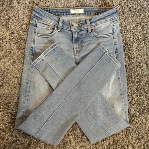 LEVI’S LIGHT WASH 711 SKINNY JEANS